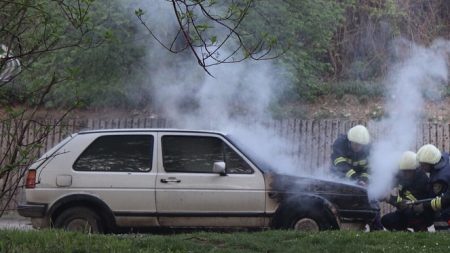 Il nettoie le tableau de bord avec un spray à gaz, allume une cigarette… et sa voiture explose