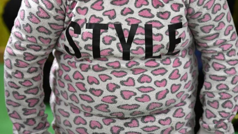 Un enfant en surpoids porte un sweat-shirt avec le mot "Style" à Postdam, Allemagne, le 9 octobre 2017. (Ralf Hirschberger/AFP/Getty Images)