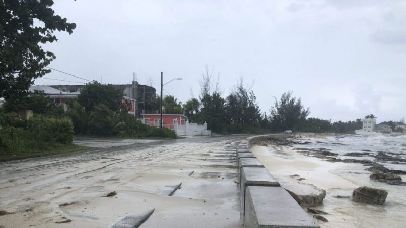 Du sable se déverse sur une route près de la plage à l'approche de l'ouragan Dorian à Nassau, aux Bahamas, le 1er septembre 2019. (Lucy Worboys/AFP/Getty Images)
