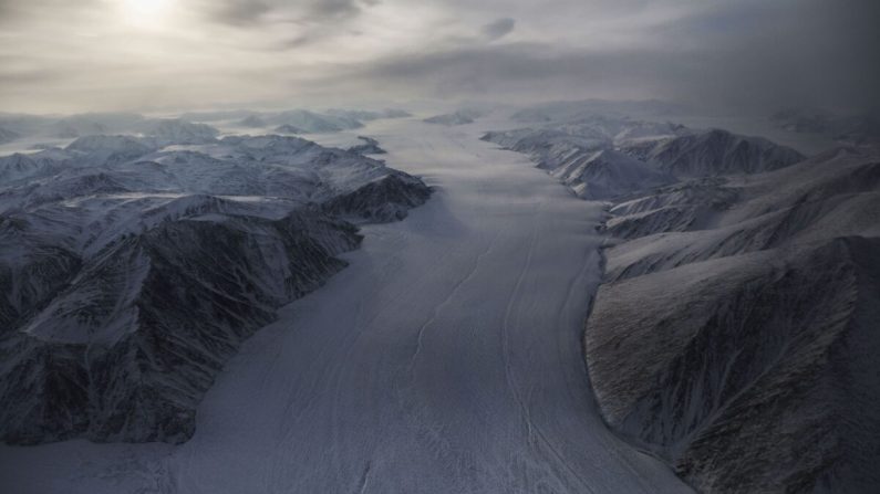 Une section d'un glacier est vue depuis l'avion de recherche Operation IceBridge de la NASA au-dessus de l'île d'Ellesmere, au Canada. (Mario Tama / Getty Images)