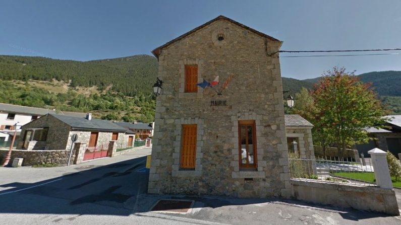 Vue de la mairie du village de Porta. Crédit : Google Maps. 