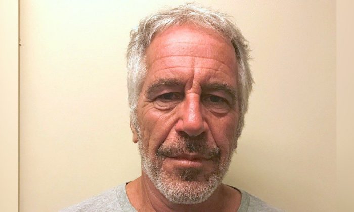 Jeffrey Epstein apparaît sur une photo prise pour le registre des délinquants sexuels de la New York via AP