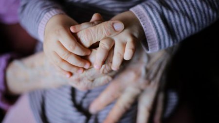 Une femme de 105 ans rencontre son arrière-arrière-petite-fille, rassemblant une famille de 5 générations