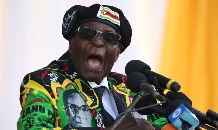 Le président du Zimbabwe de l'époque, Robert Mugabe, prononce un discours le 4 novembre 2017 à Bulawayo, au Zimbabwe. (Zinyange Auntony/AFP/Getty Images)