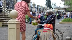 Une photo d’une grand-mère mexicaine vendant des bonbons dans son fauteuil roulant entraîne une vague d’entraide