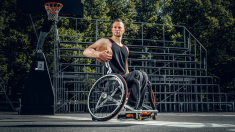 Un médecin argentin défile en fauteuil roulant dans les principaux défilés de mode du monde et est un véritable athlète