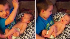 Une mère filme son fils alors qu’il chante pour sa nouvelle petite sœur, et sa réaction est plus qu’adorable