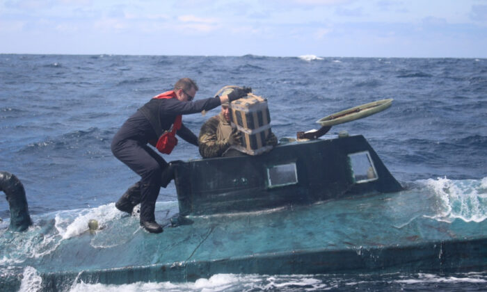 Les garde-côtes ont intercepté un semi-submersible automoteur de 13 m (40 pieds) chargé de drogue dans le Pacifique Est, transportant environ 5,5 tonnes (5443 kg) de cocaïne d'une valeur de plus de 151 millions €, et ont arrêté quatre trafiquants présumés de drogue. (Photo de la Garde côtière américaine)
