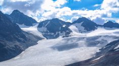 Pelleteuses sur le glacier Pitztal au Tyrol : des travaux destinés à aménager les pistes de ski