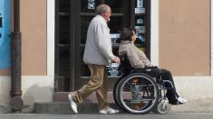 Reims : un entrepreneur aide une personne en fauteuil coincée à l’extérieur de son logement, l’organisme HLM ne fait plus appel à ses services