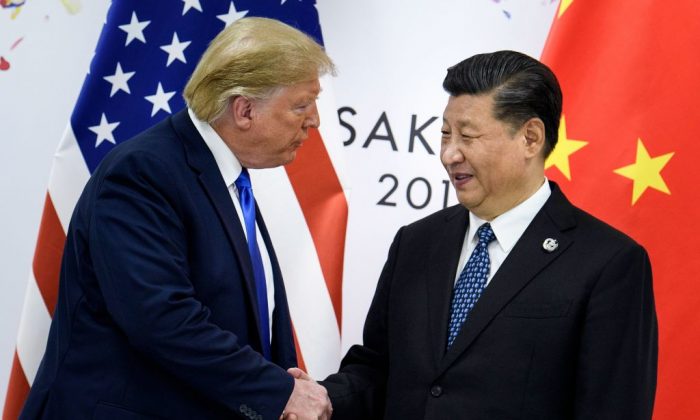 Le président américain Donald Trump serre la main du dirigeant chinois Xi Jinping avant une réunion bilatérale en marge du sommet du G20 à Osaka, le 29 juin 2019. (Photo de Brendan Smialowski/AFP/Getty Images)