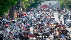 Un homme mourant souhaitait entendre le son des moteurs d’un rassemblement de Harley pour une dernière fois, alors plus de 100 motards entourent sa maison