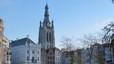 Belgique : un homme décède sur une place publique devant des passants indifférents