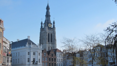 Belgique : un homme décède sur une place publique devant des passants indifférents