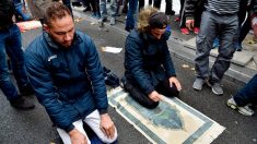 Liège : il enlève ses chaussures et fait sa prière au beau milieu de la rue