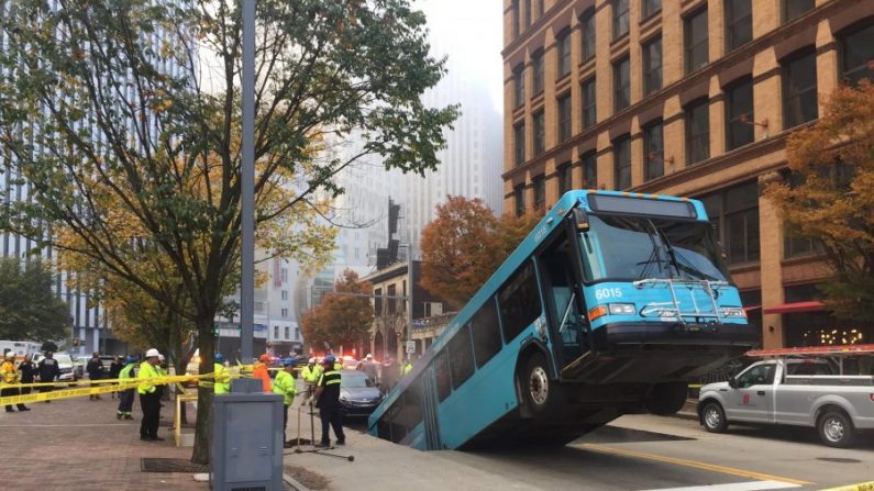 Un autobus est tombé dans un gouffre au centre-ville de Pittsburgh, en Pennsylvanie, le 28 octobre 2019. (Avec l'aimable autorisation du ministère de la Sécurité publique de Pittsburgh) 