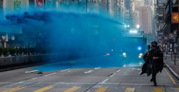 (Photo: Capture d'Écran vidéo hongkong - Wasserwerfer schießen blaues Wasser
 | Epoch Times)