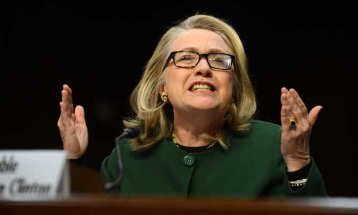 La secrétaire d'État de l'époque, Hillary Clinton, témoigne devant la commission sénatoriale des affaires étrangères sur l'attaque du 11 septembre 2012 contre la mission américaine à Benghazi, en Libye, lors d'une audience au Capitole de Washington, le 23 janvier 2013. (SAUL LOEB/AFP/Getty Images)