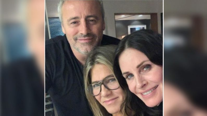 Courteney Cox (à droite) pose avec les anciennes co-vedettes Jennifer Aniston (C) et Matt LeBlanc (G). (Photo: avec l'aimable autorisation de @courteneycoxofficial/Instagram)