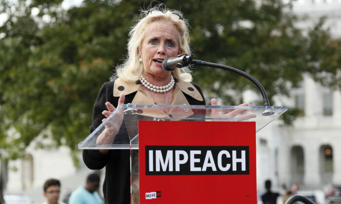 La parlementaire démocrate Debbie Dingell prend la parole lors d'un rassemblement « Impeachment Now ! » ( Destitution maintenant ! ) tenu à Washington, le 26 septembre 2019. (Paul Morigi/Getty Images pour MoveOn Political Action)