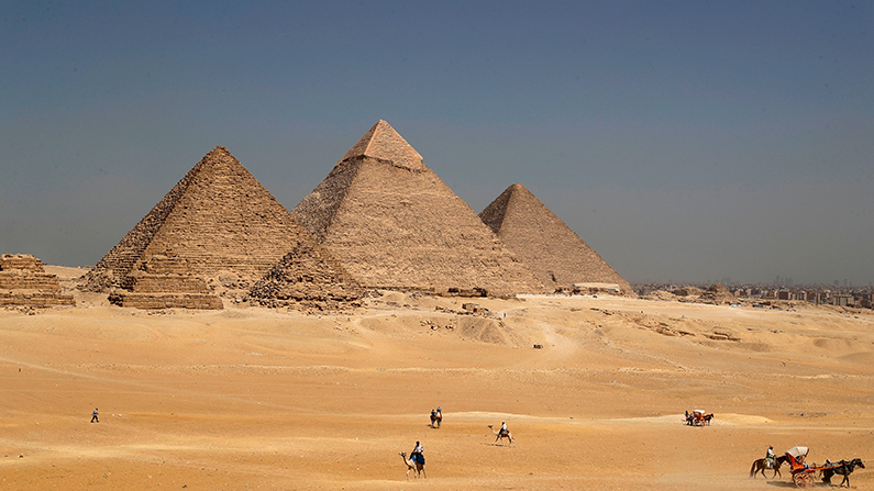 Les pyramides sur le plateau de Gizeh près du Caire le 2 octobre 2018. (Joseph Eid/AFP/Getty Images)