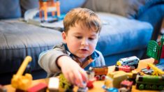Un enfant de 5 ans gagne son combat contre le cancer et donne 3.000 jouets à l’hôpital qui lui a sauvé la vie