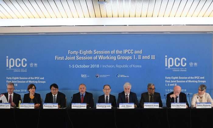 Hoesung Lee (au centre), président du Groupe d'experts intergouvernemental sur l'évolution du climat (GIEC), prend la parole lors d'une conférence de presse du GIEC donnée à Incheon, Corée du Sud, le 8 octobre 2018. (JUNG YEON-JEON-JE/AFP/Getty Images )