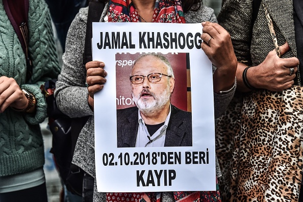 -Une femme tient un portrait du journaliste et critique de Riyadh Jamal Khashoggi qui a disparu : "Jamal Khashoggi est porté disparu depuis le 2 octobre". Photo par OZAN KOSE / AFP / Getty Images.