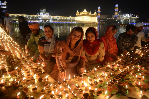 -Des dévots indiens sikhs allument des diyas (lampes de terre) pendant la fête de la lumière Divas ou Diwali au Temple d'or d'Amritsar le 7 novembre 2018. Photo NANU / AFP / Getty Images NARINDER.