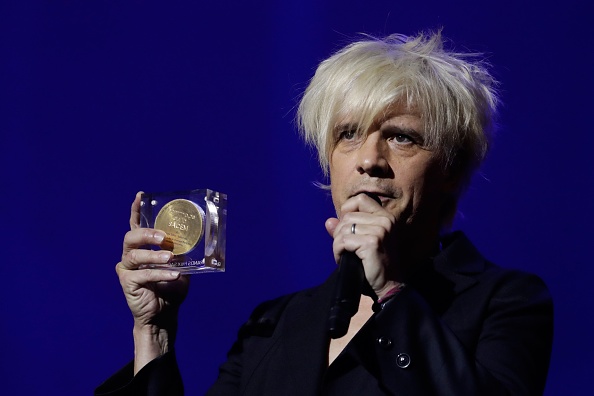 Le chanteur du groupe Indochine Nicolas Sirkis lors de la remise du Grand prix de la chanson française le 10 décembre 2018 à la Salle Pleyel de Paris. (THOMAS SAMSON/AFP/Getty Images)
