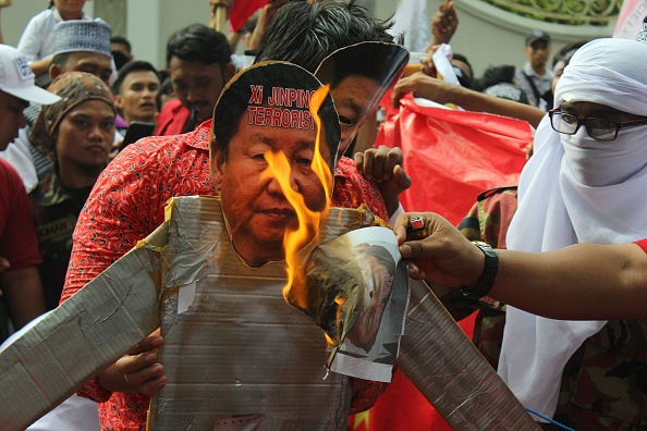 -Un groupe de manifestants musulmans indonésiens a brûlé des photos du président chinois Xi Jinping avec les drapeaux chinois lors d'une manifestation à Medan le 21 décembre 2018 contre la détention de Ouïghours dans la région du Xinjiang en Chine. De nombreux centres de détention extrajudiciaires ont été mis en place dans la vaste région troublée de la Chine, dans lesquels vivent jusqu'à un million de Ouïghours et d'autres minorités musulmanes, selon les estimations citées par un panel de l'ONU. Photo de Rahmad Suryadi / AFP / Getty Images.