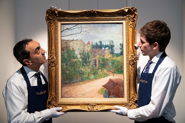 -Illustration- L'œuvre d'art de l'artiste français Gauguin "Le jardin de Pissarro, Quai du Pothuis" (Pontoise, 1881) est présentée aux médias à Sotheby's à Paris le 14 février 2019, avant la vente aux enchères qui se tiendra le 29 mars 2019. Photo BERTRAND GUAY / AFP / Getty Images.