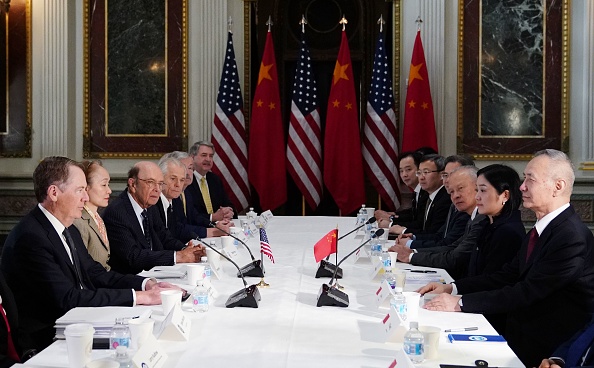 -Les hauts responsables du commerce chinois et américains sont de retour à la table des négociations jeudi alors que les deux parties s'emploient à combler le fossé qui sépare les deux plus grandes économies du monde. Photo MANDEL NGAN / AFP / Getty Images.