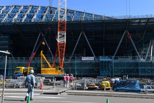 -Les travailleurs se dirigent vers le site de construction de la salle de gymnastique et de boccia pour les Jeux olympiques de Tokyo 2020, le 8 mars 2019. Photo TOSHIFUMI KITAMURA / AFP / Getty Images.