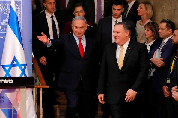 -Illustration- Le Secrétaire d'Etat américain Mike Pompeo rencontre le Premier ministre israélien Benjamin Netanyahu. Photo de JIM YOUNG / AFP / Getty Images.