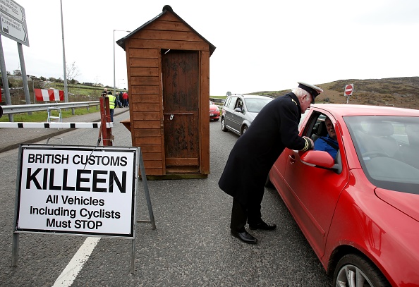 -Des manifestants déguisés en douaniers arrêtent une voiture dans un manège simulé lors d'une manifestation contre toute frontière entre l'Irlande et l'Irlande du Nord à cause du Brexit. La sortie du Royaume-Uni de l'Union européenne laisse craindre une éventuelle réimposition de contrôles physiques à la frontière irlandaise, qui serait l'unique frontière terrestre entre le Royaume-Uni et l'UE. Une soi-disant frontière dure pourrait menacer l’accord de 1998, du Vendredi saint de 1998, mettant fin à des décennies de guerre civile entre les partisans protestants de la domination britannique sur la province et les nationalistes catholiques irlandais, qui croient en une Irlande unie. Photo de Paul FAITH / AFP / Getty Images.