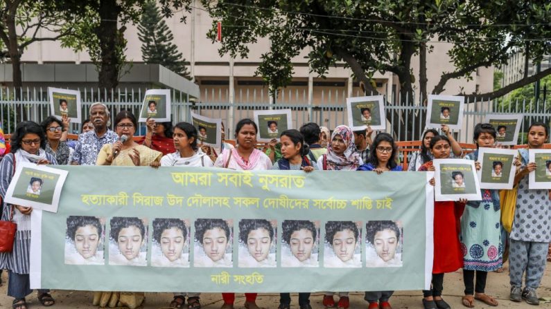 Une écolière a été brûlée à mort au Bangladesh sur ordre de son directeur d'école après qu'elle l'eut dénoncé pour harcèlement sexuel, a déclaré la police le 19 avril. La mort de Nusrat Jahan Rafi, 18 ans, a déclenché des protestations dans tout le pays, le Premier ministre promettant de poursuivre toutes les personnes impliquées. (Photo par SAZZAD HOSSAIN / AFP / Getty Images)