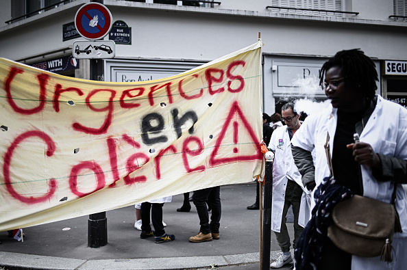 Le 11 juin 2019, les gens participent à une manifestation près du ministère français de la Santé à Paris, rassemblant des membres des services d'urgence des hôpitaux publics et plusieurs syndicats pour exiger de meilleurs salaires et plus de personnel. (Photo : Philippe LOPEZ / AFP).        