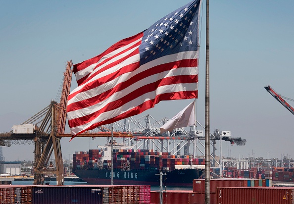 Un cargo en provenance d'Asie décharge des containers dans le port de Long Beach, Californie, le 1er août 2019. ((MARK RALSTON/AFP/Getty Images)