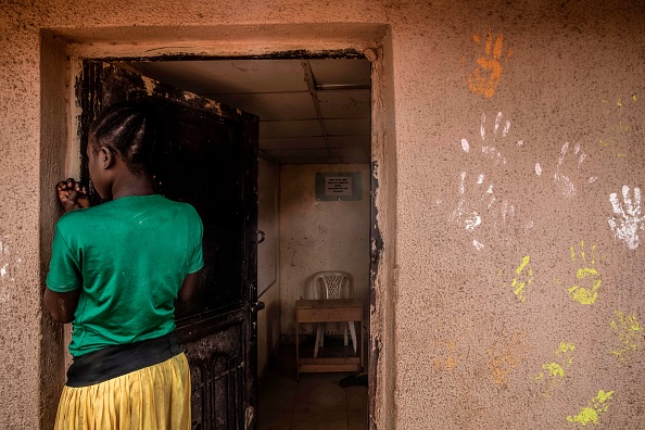 -Une fillette de 12 ans, déplacée à l'intérieur de l'État de Borno et qui s'était échappée de l'insurrection de Boko Haram, est vue ce 5 juillet 2019. Elle avait initialement rejoint le camp de la Mission du Centre chrétien international (ICCM) à Benin City, dirigée par par le pasteur Solomon Folorunsho, accusé de comportement abusif par certains témoins. Elle a quitté le camp il y a quelques mois et vit maintenant avec sa famille dans un camp informel de personnes déplacées au centre du Nigéria. Photo de FATI ABUBAKAR / AFP via Getty Images.