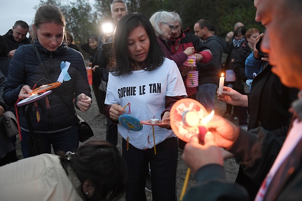 La mère (C) de Sophie Le Tan allume une lanterne lors d'une marche pour l'étudiante disparue le 7 septembre 2018 à Schiltigheim, près de Strasbourg. (FREDERICK FLORIN/AFP/Getty Images)