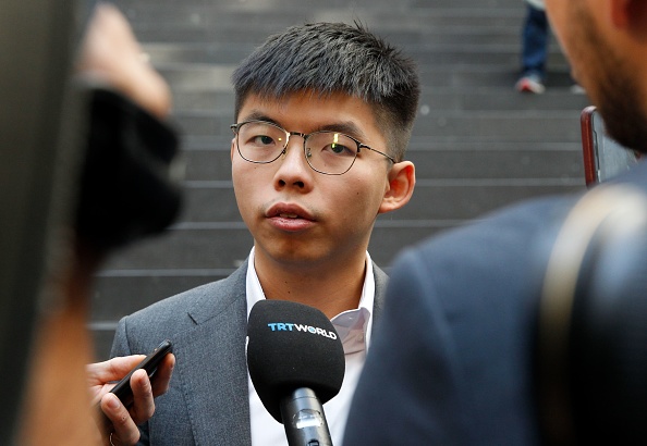 -Joshua Wong, éminent militant de Hong Kong, est interviewé par des journalistes après avoir donné une conférence de presse au Bundespressekonferenz, le 11 septembre 2019 à Berlin. Photo de MICHELE TANTUSSI / AFP / Getty Images.