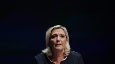 Marine Le Pen estime que la femme voilée prise à partie par un élu RN est « une militante »