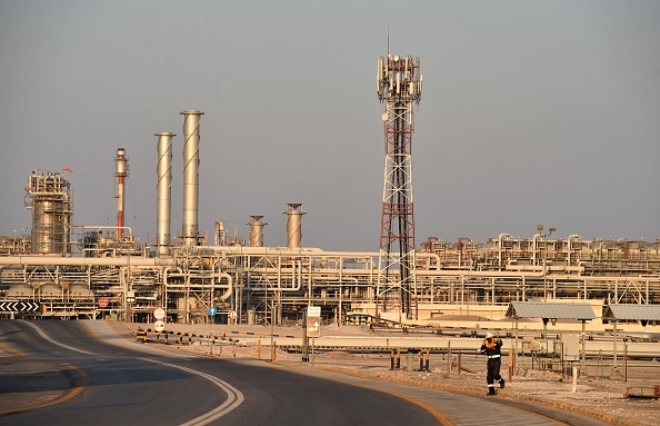 -Vue générale de l'usine de traitement du pétrole Abqaiq de Saudi Aramco le 20 septembre 2019. La plus grande installation de traitement de pétrole au monde, dans l'est de l'Arabie saoudite, ont ébranlé les marchés de l'énergie et ravivé les craintes d'un conflit dans la région du golfe. Photo de Fayez Nureldine / AFP / Getty Images.