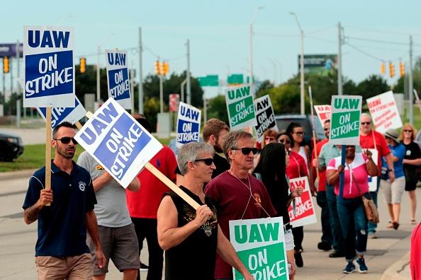 Des membres de syndicat United Auto Workers (UAW) et de ses partisans se rassemblent devant l'assemblée de General Motors Detroit-Hamtramck à Detroit, Michigan, alors qu'ils sont en grève le 22 septembre 2019. (Photo : JEFF KOWALSKY/AFP/Getty Images)