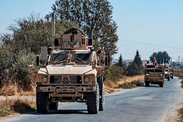 -Des véhicules militaires turcs et américains participent à une patrouille conjointe dans le village syrien d'al-Hashisha, à la périphérie de la ville de Tal Abyad, le long de la frontière turque, le 24 septembre 2019. Les États-Unis et la Turquie ont entamé des patrouilles conjointes dans le nord-est de la Syrie pour apaiser les tensions entre Ankara et les forces kurdes soutenues par les États-Unis. Photo par Delil SOULEIMAN / AFP / Getty Images.