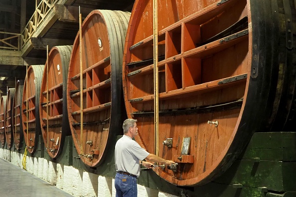 -Un personnel vérifie les caves à vin du bois de chêne où le vin doux vieillit à la propriété Mas Amiel à Maury le 24 septembre 2019. Une nouvelle taxe de 25% vise les vins "tranquilles" français, espagnols, allemands et britanniques. Photo de RAYMOND ROIG / AFP via Getty Images.