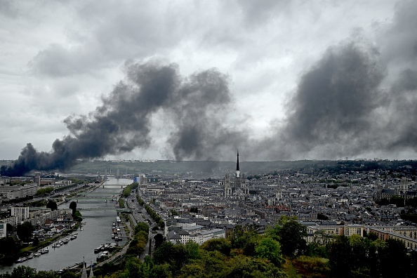 Le 26 septembre 2019, les fumées d'une usine de Lubrizol classée Seveso en feu à Rouen.  (Photo : PHILIPPE LOPEZ/AFP/Getty Images)