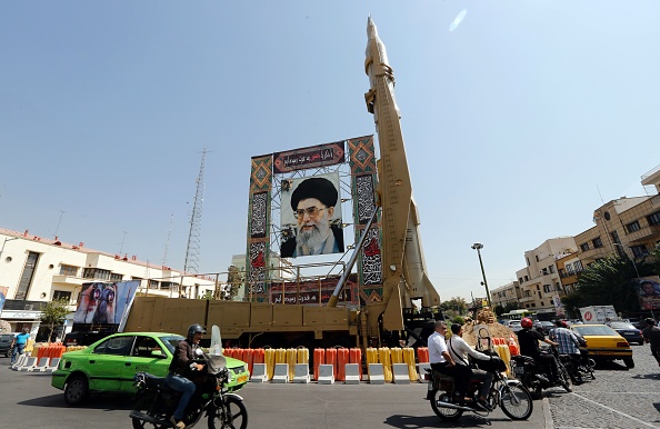 Un missile sol-sol Shahab-3 est exposé à côté du portrait de l'ayatollah Ali Khamenei, lors d'une exposition organisée par l'armée à l'occasion du 39e anniversaire du début de la guerre Iran-Irak des années 1980, sur la place Baharestan à Téhéran, le 26 septembre 2019. (STR / AFP / Getty Images)