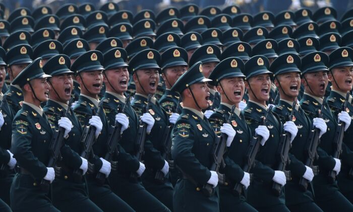 Les troupes chinoises défilent lors d'un défilé militaire sur la place Tiananmen pour marquer le 70e anniversaire de la fondation de la République populaire de Chine à Beijing le 1er octobre 2019. (GREG BAKER/AFP/Getty Images)